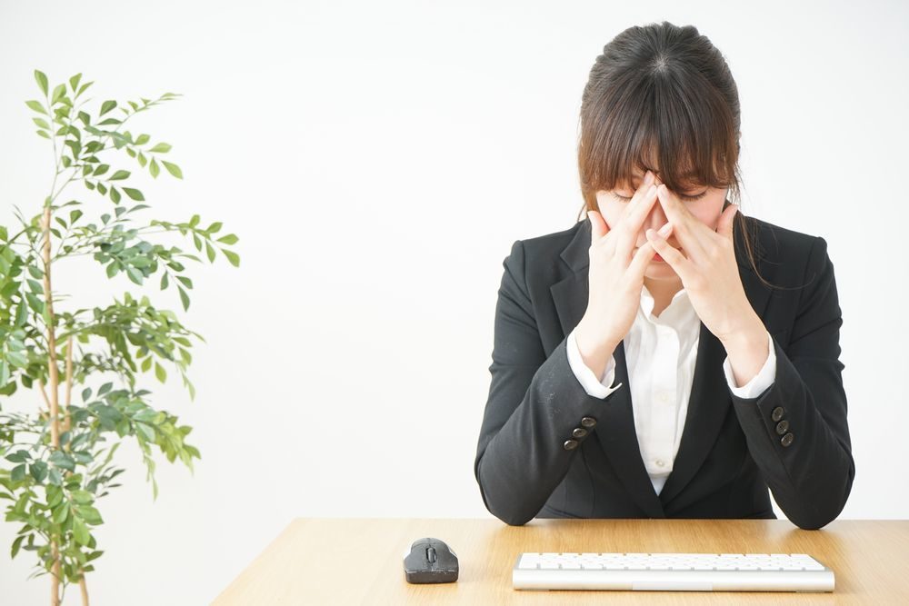 ドライアイに悩む女性オフィスワーカーの写真