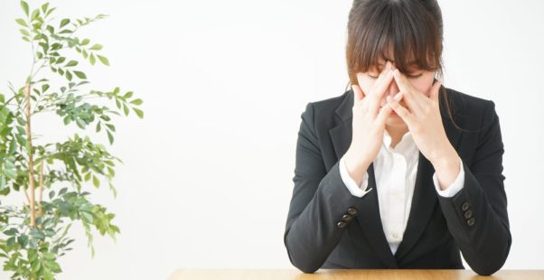 ドライアイに悩む女性オフィスワーカーの写真