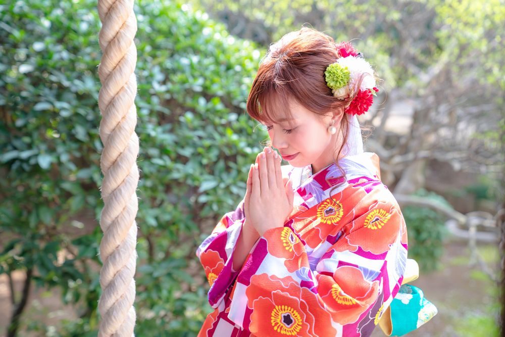 晴れ着姿で初詣をする女性の写真