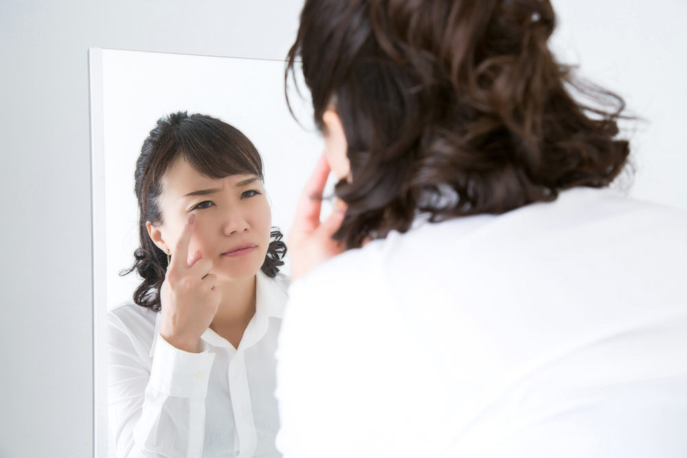 目の充血に悩む女性の写真