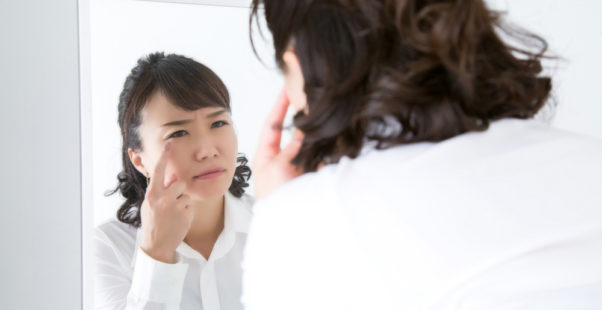 目の充血に悩む女性の写真
