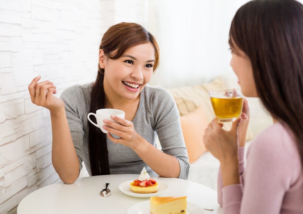 目を見て会話をする女性の写真