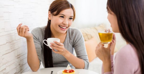 目を見て会話をする女性の写真