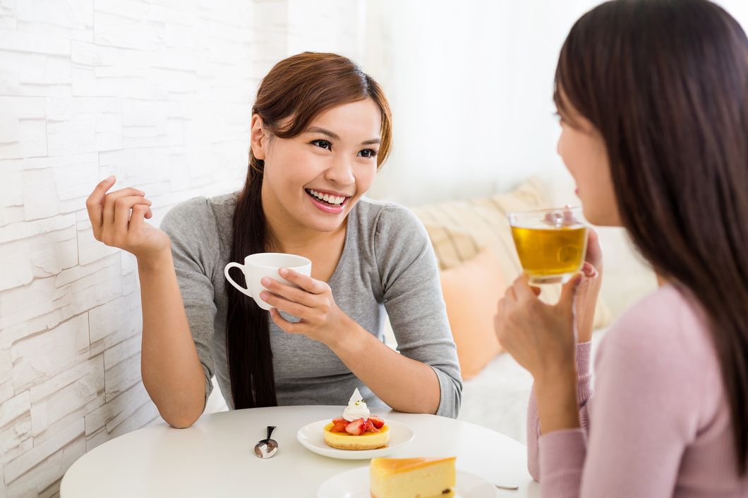 目を見て会話をする女性の写真