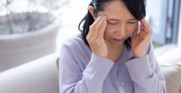目が辛そうな中年女性の写真