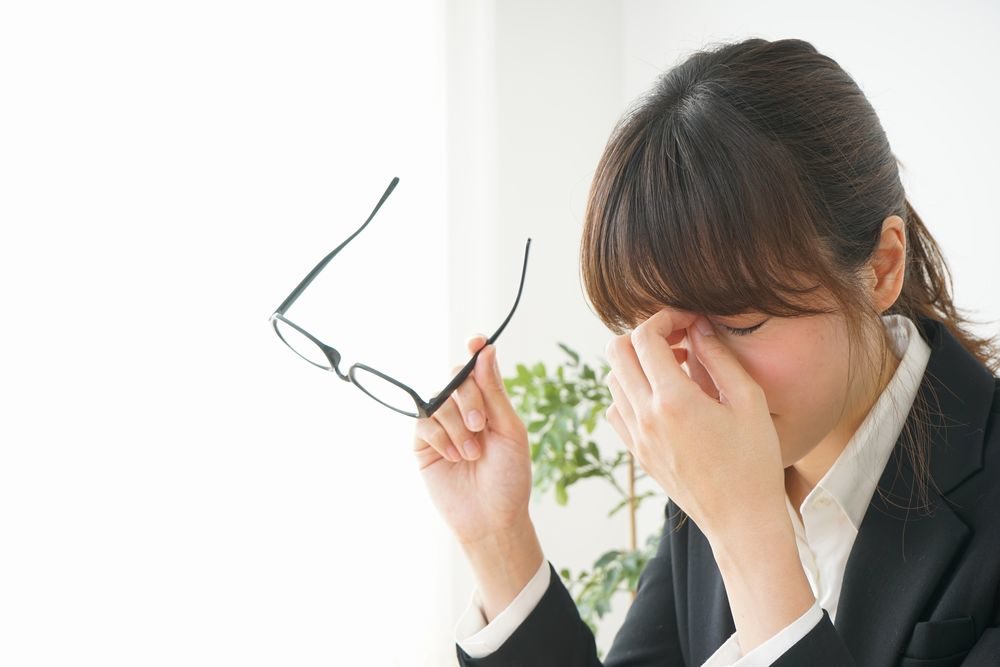 ドライアイに悩む女性の写真