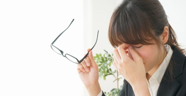 ドライアイに悩む女性の写真