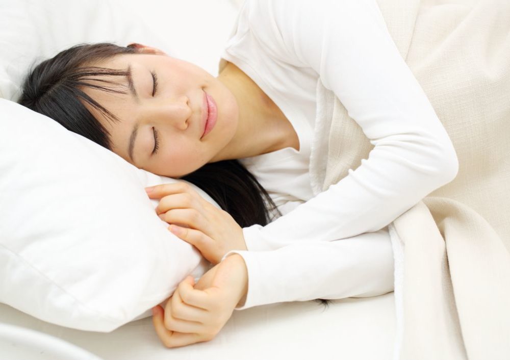 眠っている女性の写真
