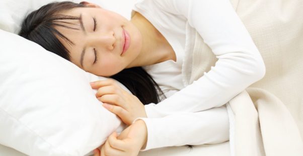 眠っている女性の写真