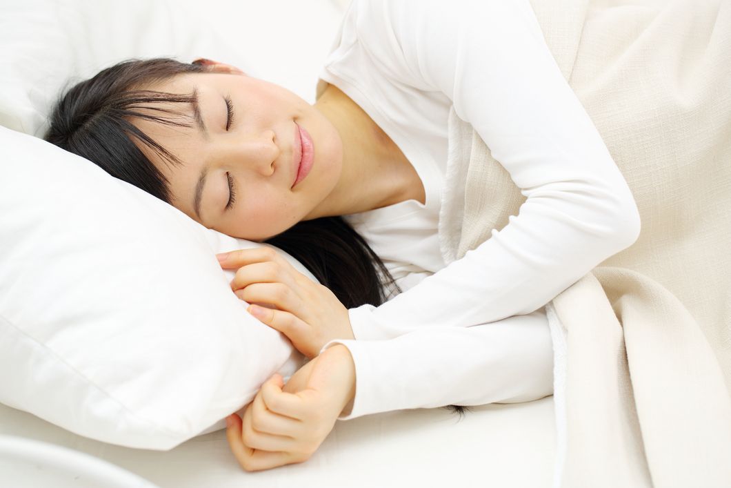 眠っている女性の写真