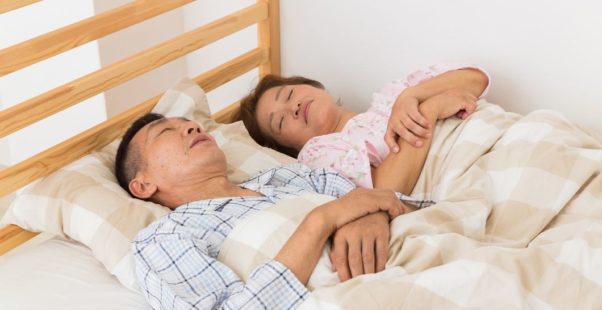 睡眠中の夫婦の写真