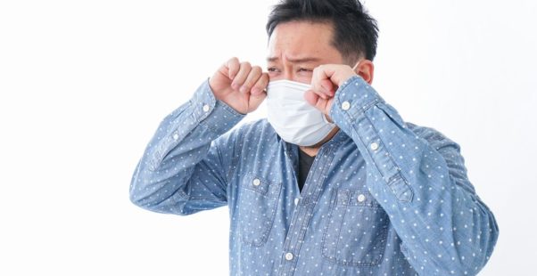 花粉症に悩む男性の写真