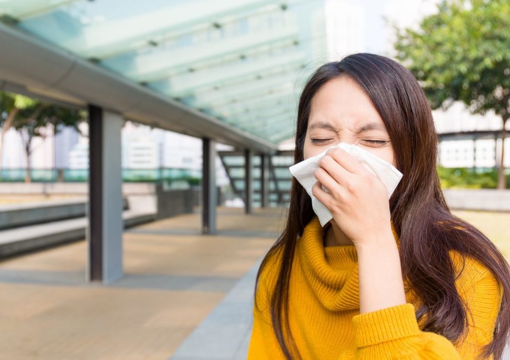 花粉症に悩む女性の写真