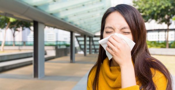 花粉症に悩む女性の写真