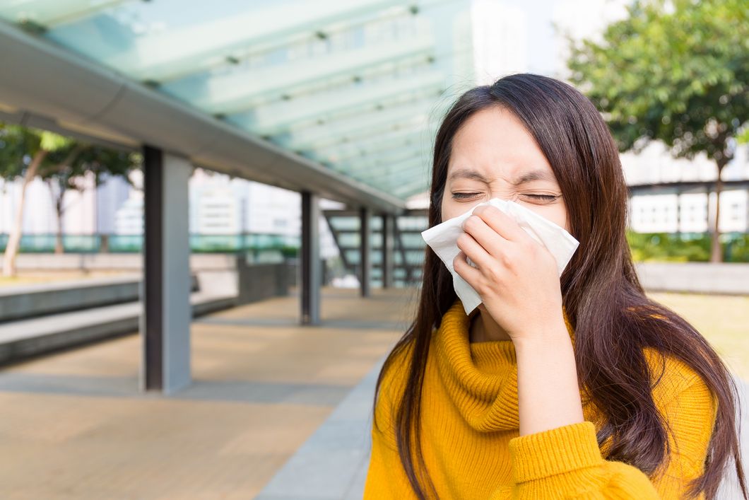 花粉症に悩む女性の写真
