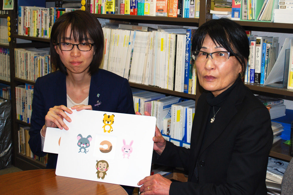 高橋ひとみ教授と大江編集長の写真