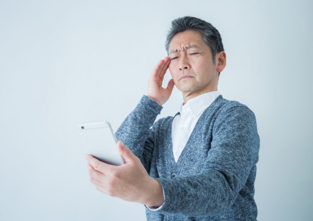 老眼が気になる男性の写真