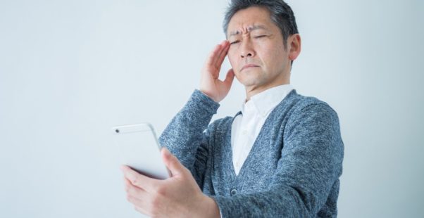 老眼が気になる男性の写真