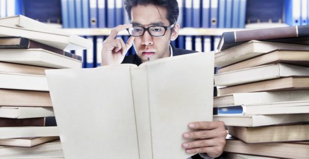 本を読む男性の写真