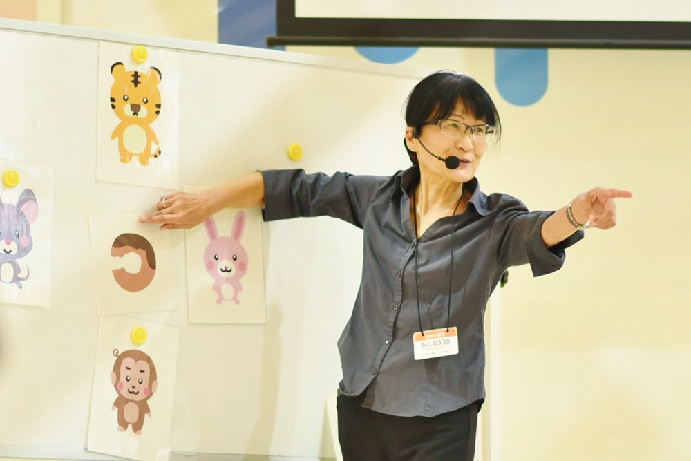 高橋ひとみ教授の写真