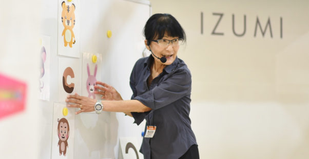 高橋ひとみ教授の写真