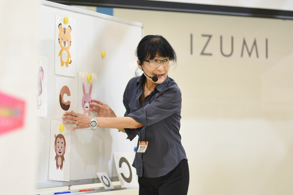 高橋ひとみ教授の写真