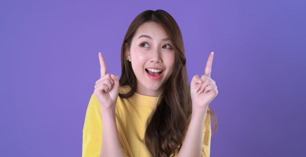 ビジョントレーニングを勧める女性の写真
