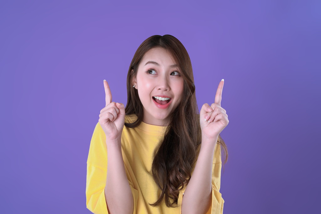 ビジョントレーニングを勧める女性の写真