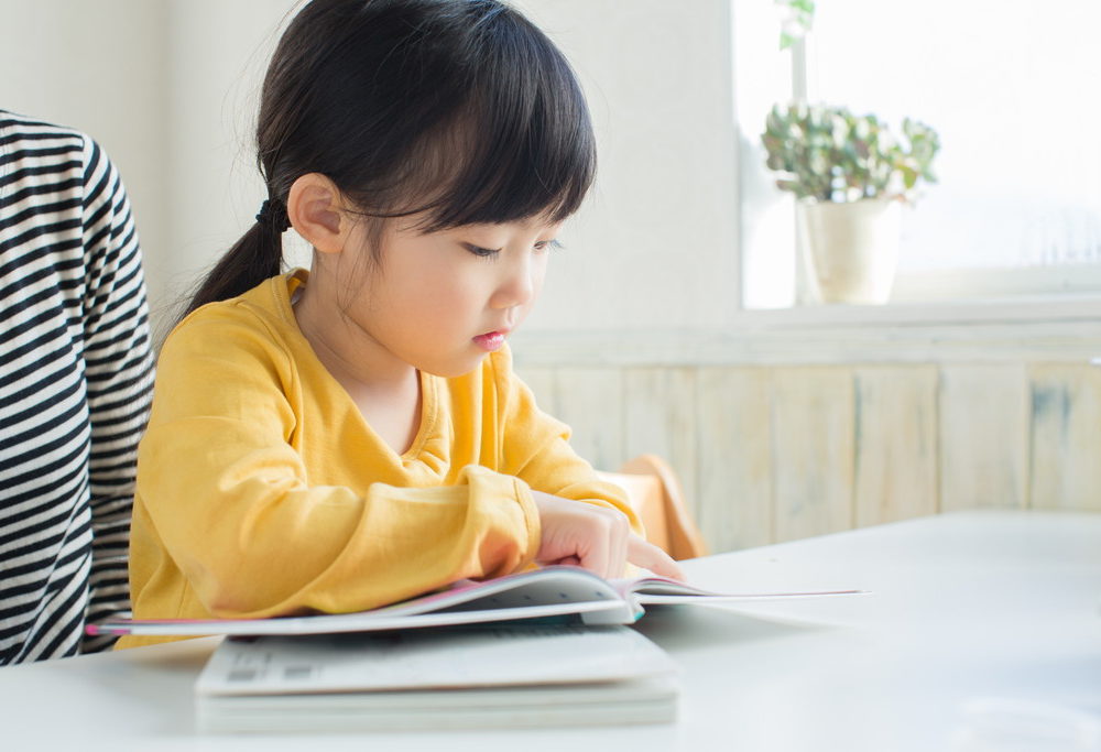 ビジョントレーニングをする子どもの写真