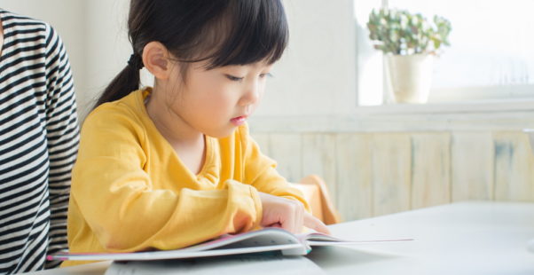 ビジョントレーニングをする子どもの写真