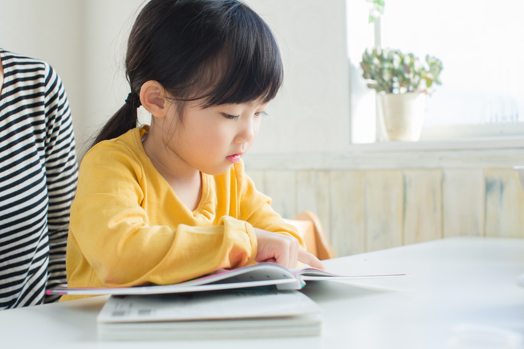 ビジョントレーニングをする子どもの写真