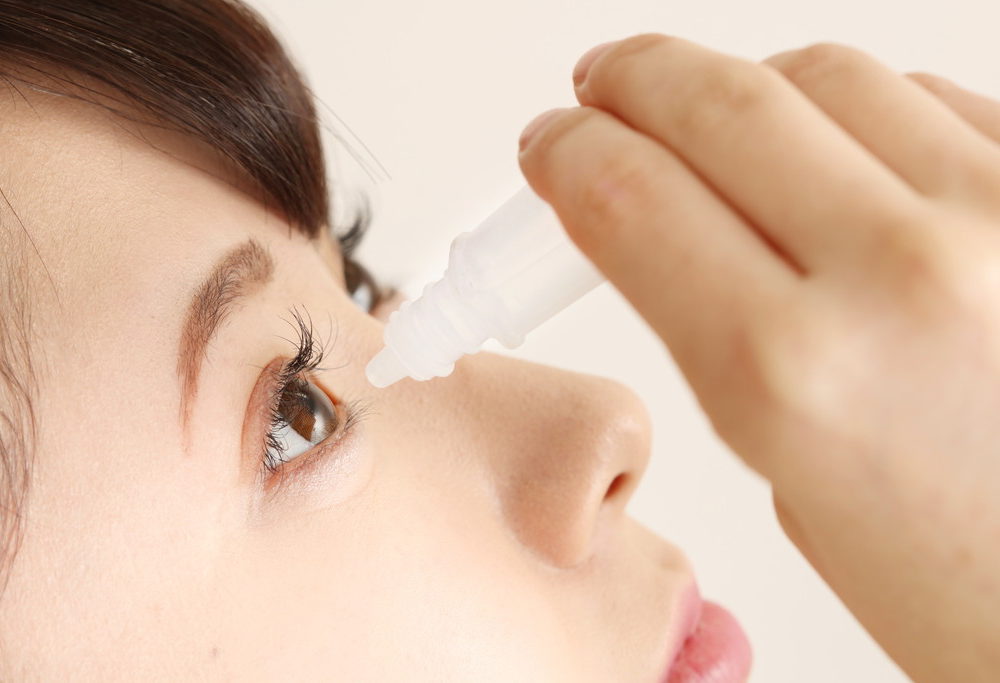 目薬をさす女性の写真