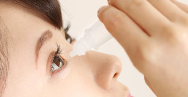 目薬をさす女性の写真