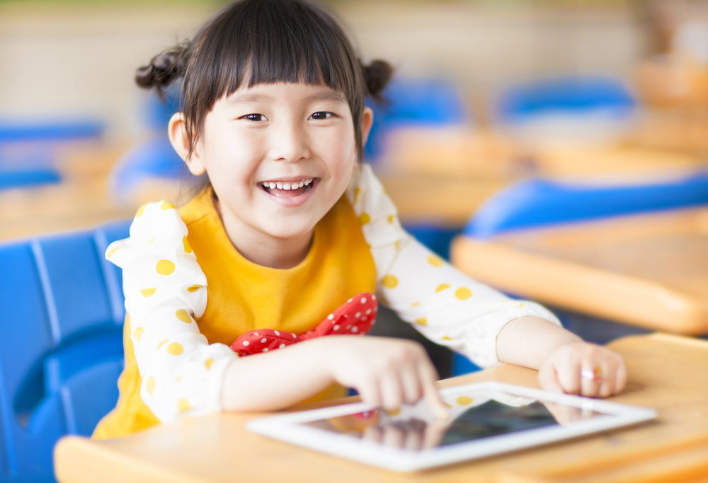 アプリでビジョントレーニングをする子どもの写真