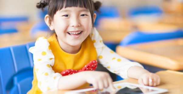 アプリでビジョントレーニングをする子どもの写真
