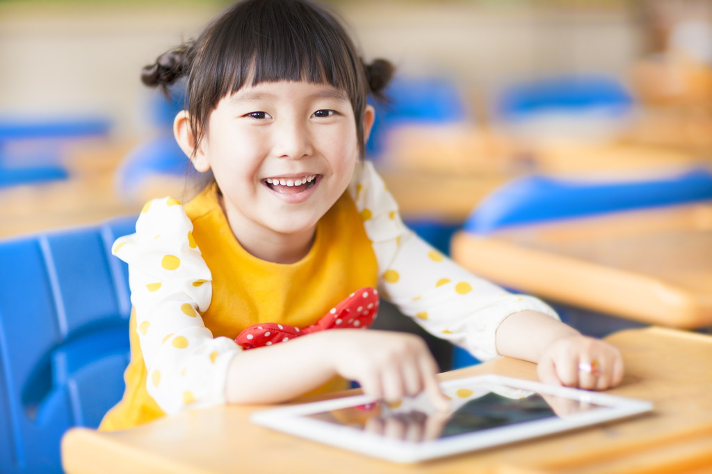 アプリでビジョントレーニングをする子どもの写真