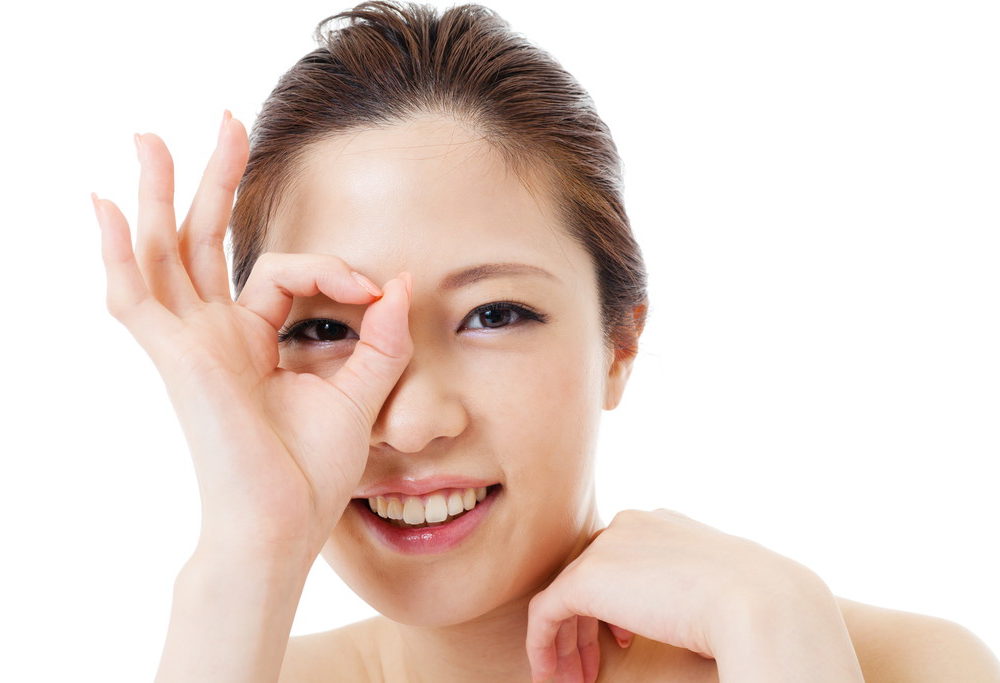 目でOKサインを出す女性の写真