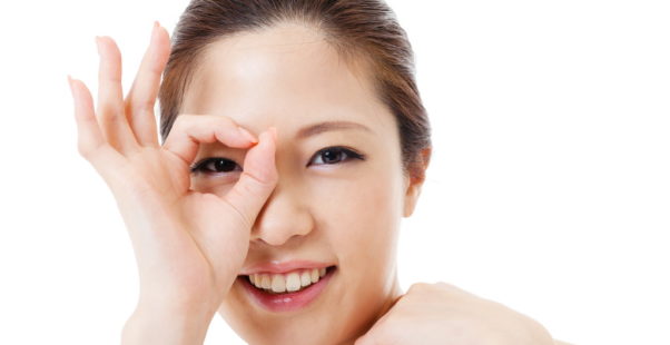 目でOKサインを出す女性の写真