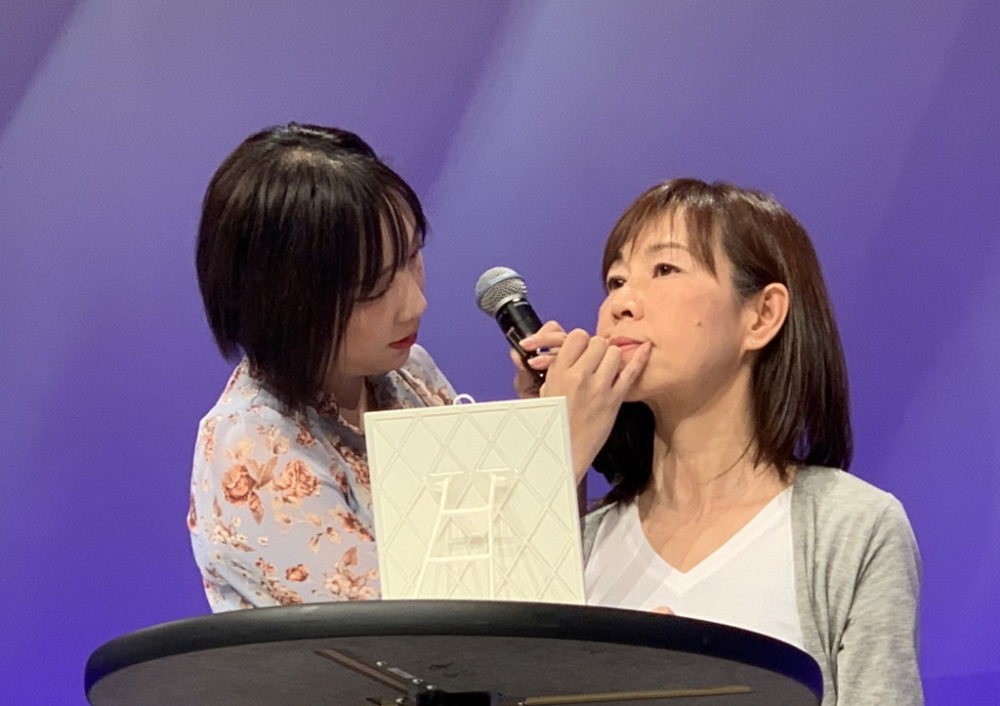ざわちんにメイクをしてもらう戸田編集部員の写真