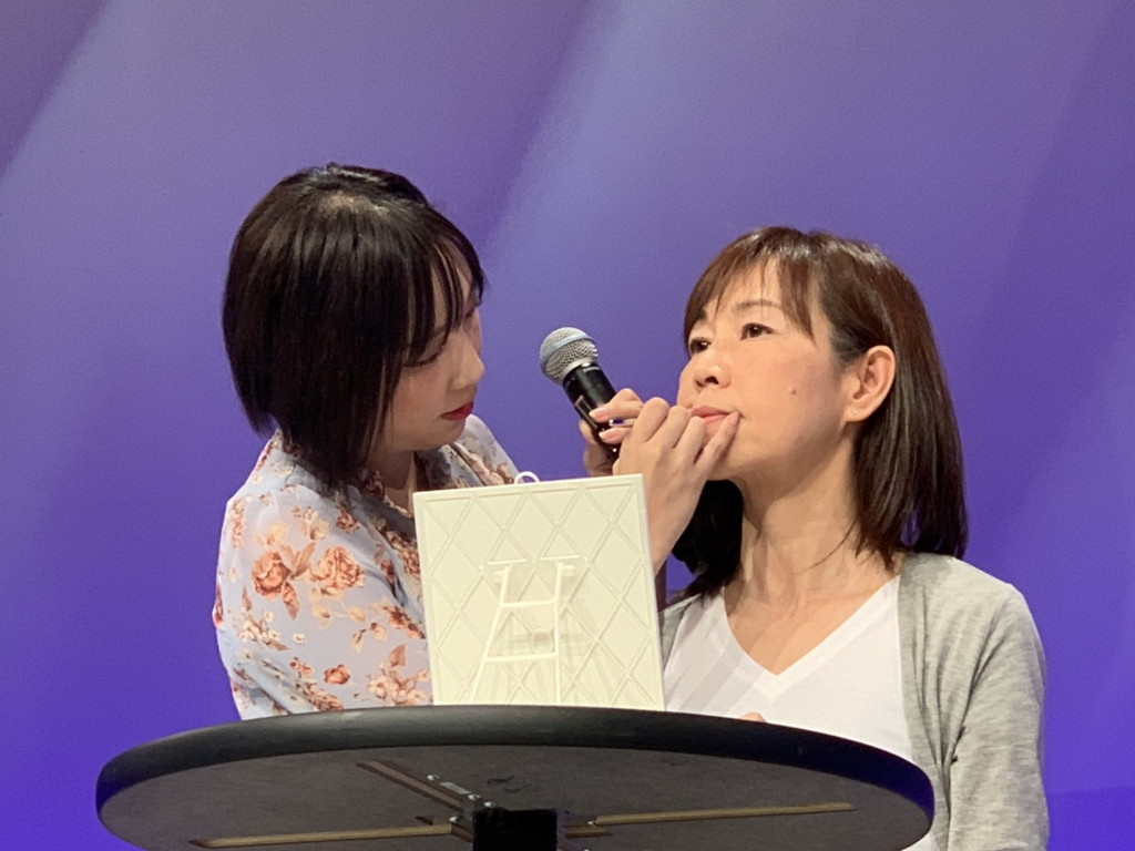 ざわちんにメイクをしてもらう戸田編集部員の写真