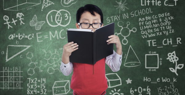 メガネをかけて本を読む男の子の写真