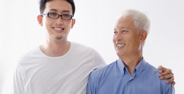 高齢者と若者の写真