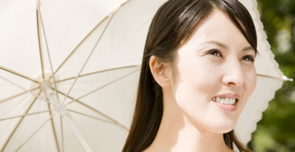 日傘をさす女性の写真