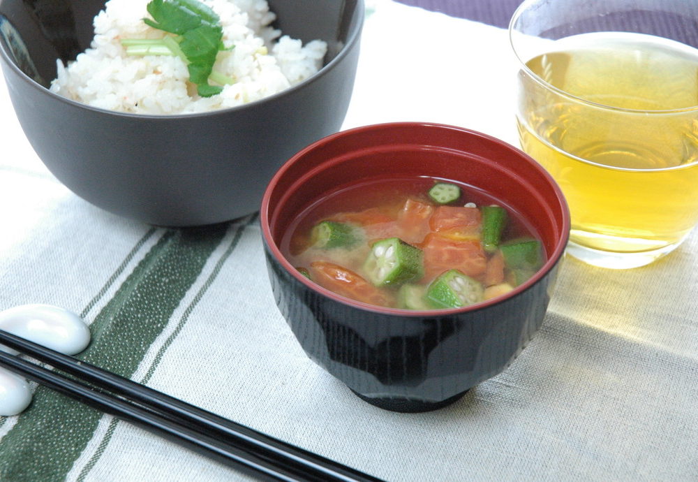 トマトのみそ汁の写真