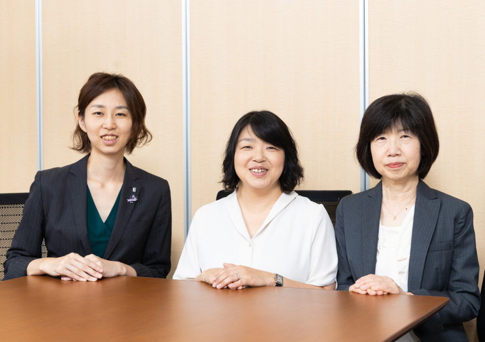かよこさんと新井さんと大江編集長の写真