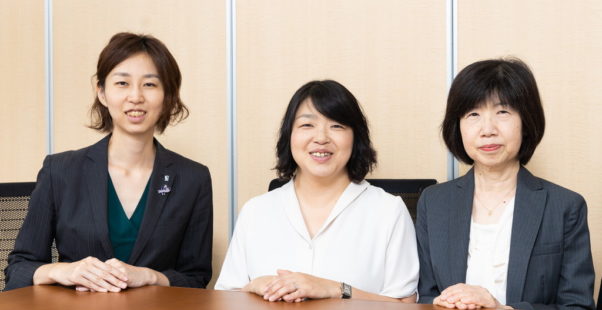 かよこさんと新井さんと大江編集長の写真