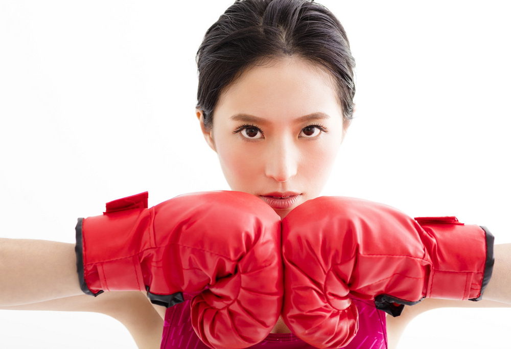ボクシングをする女性の写真