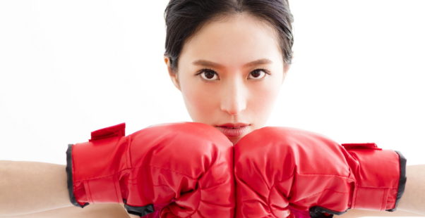 ボクシングをする女性の写真
