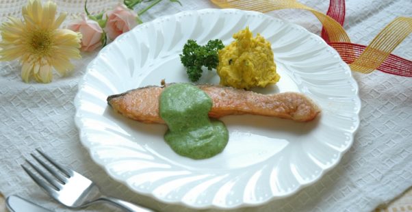 鮭のソテーほうれん草ソースかぼちゃ添えレシピの写真