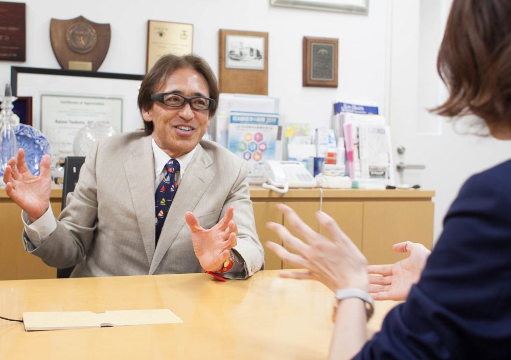 坪田一男教授取材大江と談笑の写真